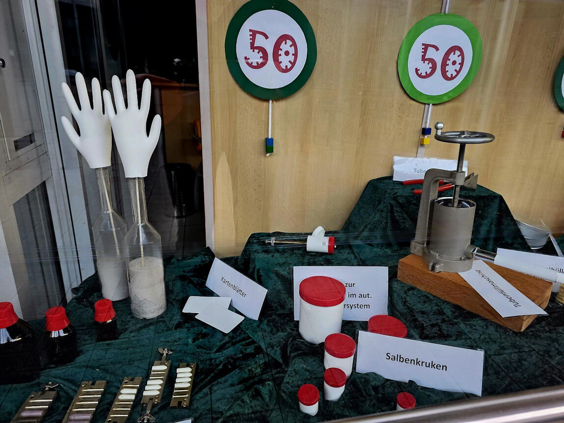 Dekoration im Schaufenster mit den weissen Händen und Pillenbox