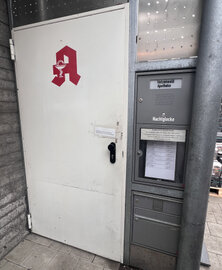 Weiße Türe mit rotem Apotheken-«A»