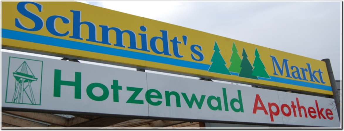 Der Eingang zur Hotzenwald-Apotheke, direkt beim grossen Parkplatz