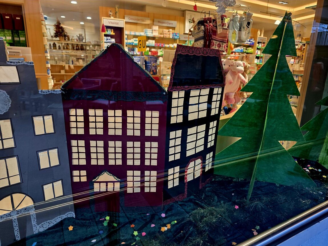 Dekoration im Schaufenster mit Modell-Häuser